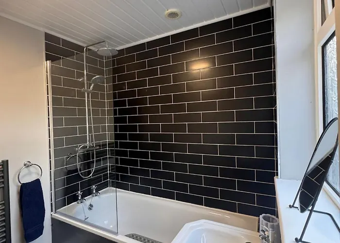 Near Hospital 2 Bedroom - Sleeps 4 - Self Check In - Fully Furnished * Carlisle (Cumbria)