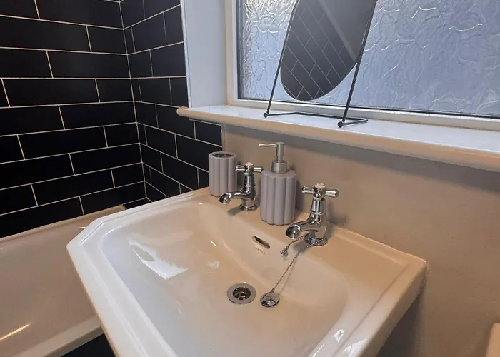 Near Hospital 2 Bedroom - Sleeps 4 - Self Check In - Fully Furnished Holiday home *