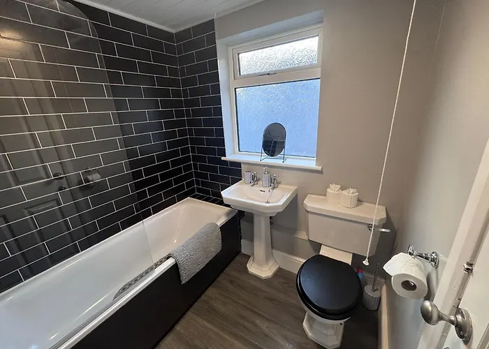 Near Hospital 2 Bedroom - Sleeps 4 - Self Check In - Fully Furnished * Carlisle (Cumbria)