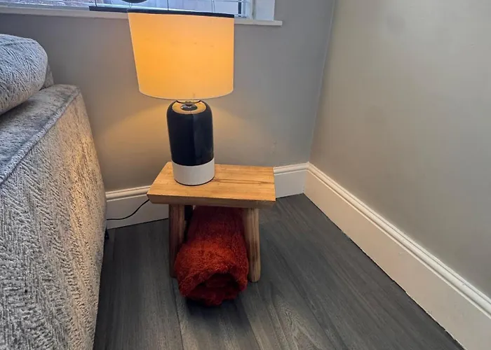 Near Hospital 2 Bedroom - Sleeps 4 - Self Check In - Fully Furnished Holiday home